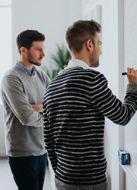 undervisning av affärssvenska på en whiteboard